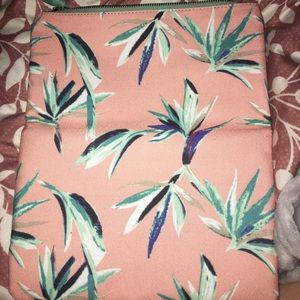 Very pretty never used makeup bad